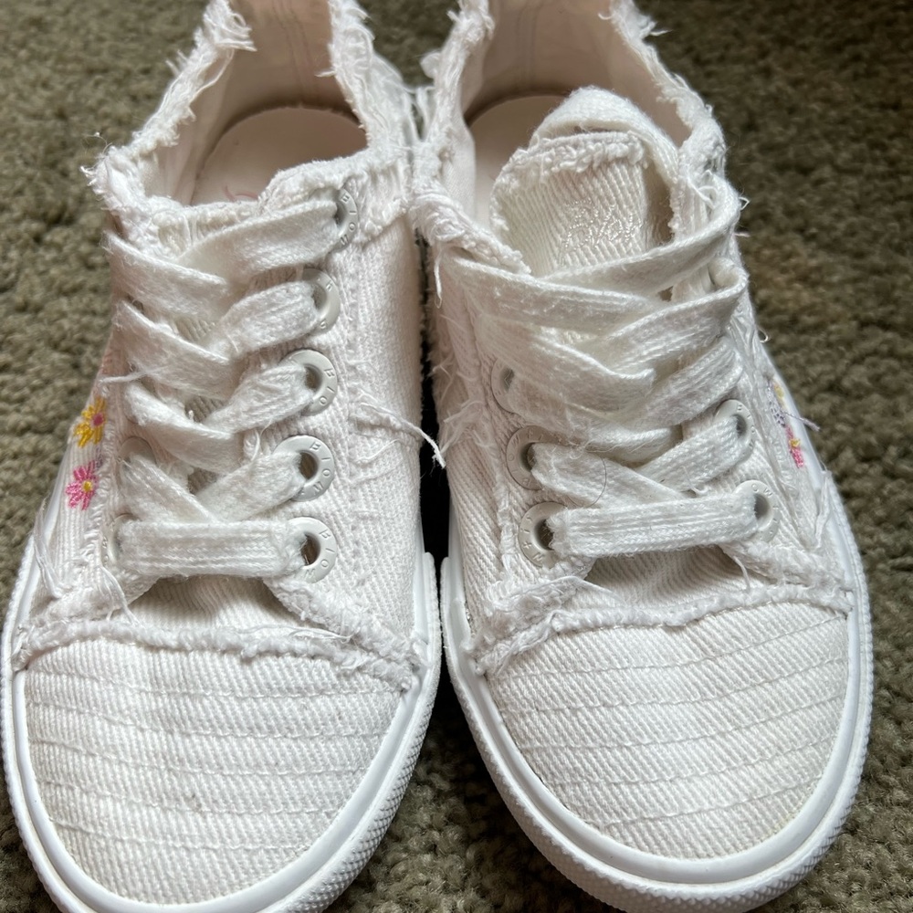 Stylish Kids White Sneakers with Floral Accents